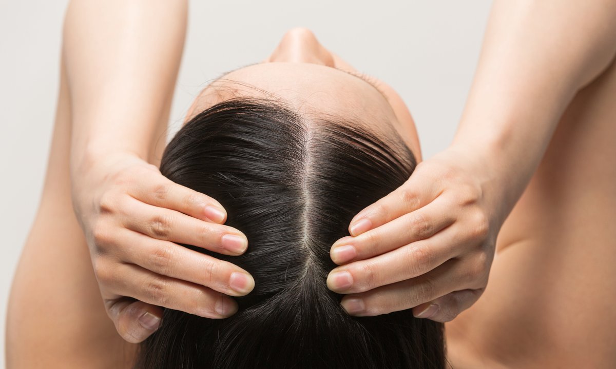 Ta wcierka zakotwicza wypadające włosy. Ekspresowo pojawią się baby hair przy linii czoła