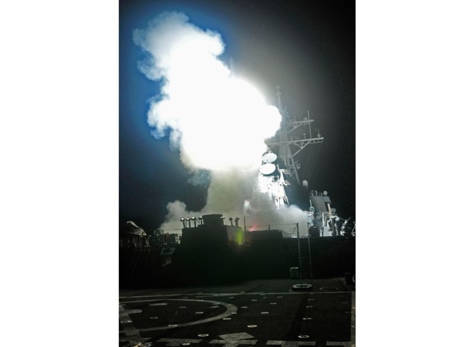 Zdjęcie udostępnione przez US Navy przedstawia moment wystrzału pocisku Tomahawk z USS Barry