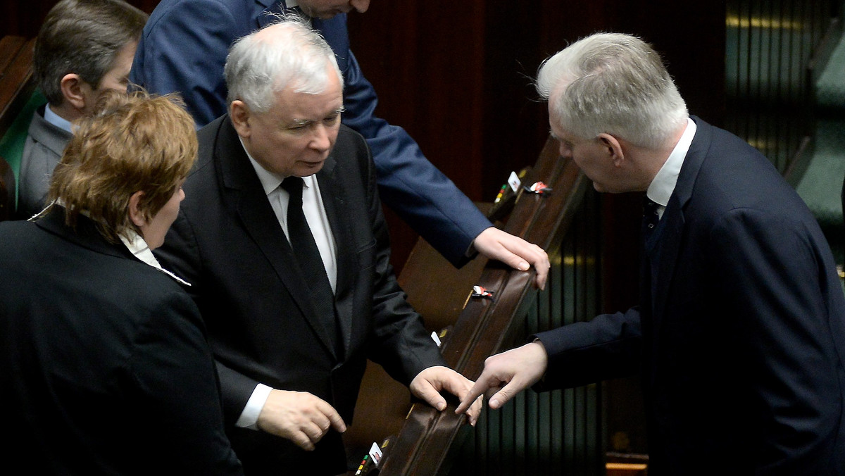 Posłowie PiS przygotowali projekt uchwały, w której Sejm wyraża solidarność z osobami poszkodowanymi w wyniku wojny i klęski humanitarnej na Ukrainie, jest też wezwanie polskiego rządu i rządów innych państw do udzielenia Ukrainie wszelkiej pomocy.