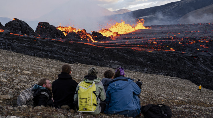 Izland éppen azon a vonalon fekszik, ahol a Föld új kérge megszületik. Ezért annyira erős arrafelé a vulkanikus aktivitás. Jobb esetben a láva felszínre törése csak turistalátványosság, de van, amikor a lávafolyamok településeket vesznek célba és komoly károkat okoznak. A legutóbbi kitörések miatt veszélybe került Grindavik lakói erről az elmúlt hetekben friss élményeket szereztek. / Fotó: Getty Images