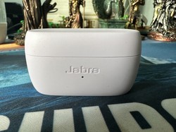 Jabra Elite 4. Przyzwoita cena i genialna bateria [RECENZJA]