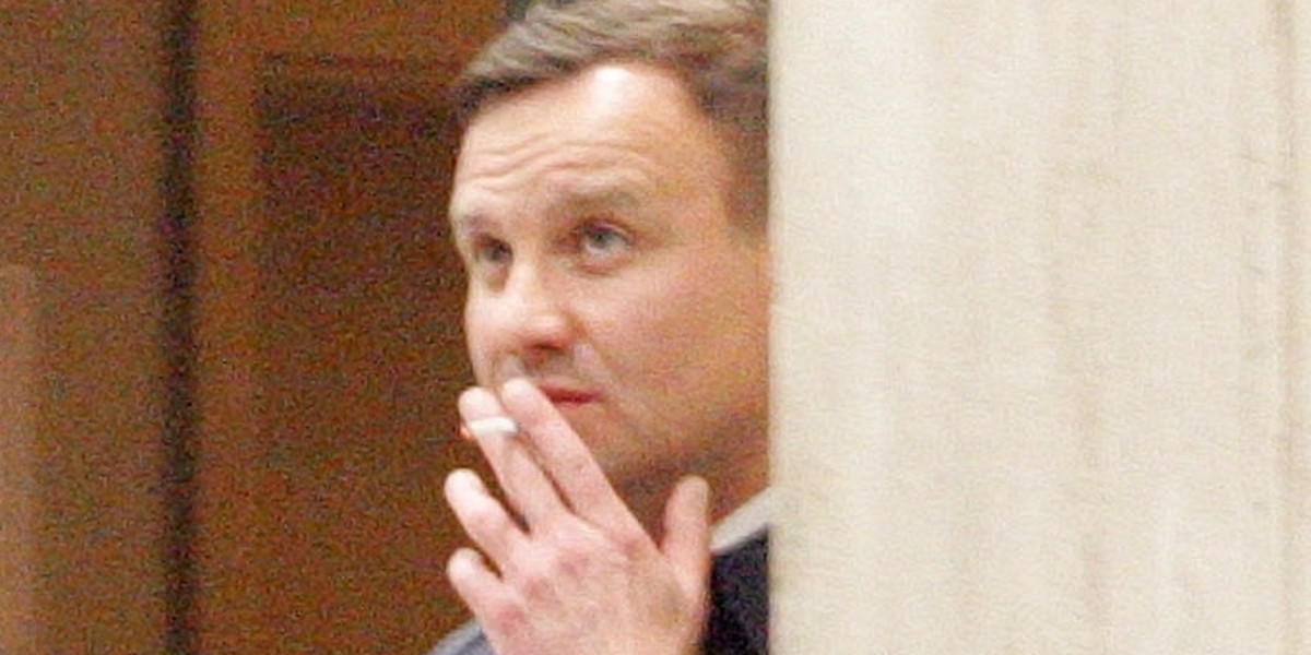 Andrzej Duda pali papierosa