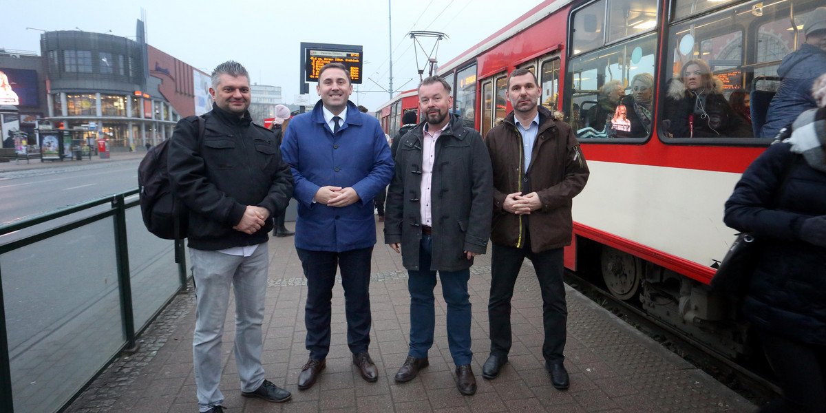 Wiceprezydent Gdańska, Piotr Borawski, Sebastian Zomkowski i Zygmunt Gołąb z ZTM oraz Jędrzej Sieliwończyk z urzędu miasta Gdańska