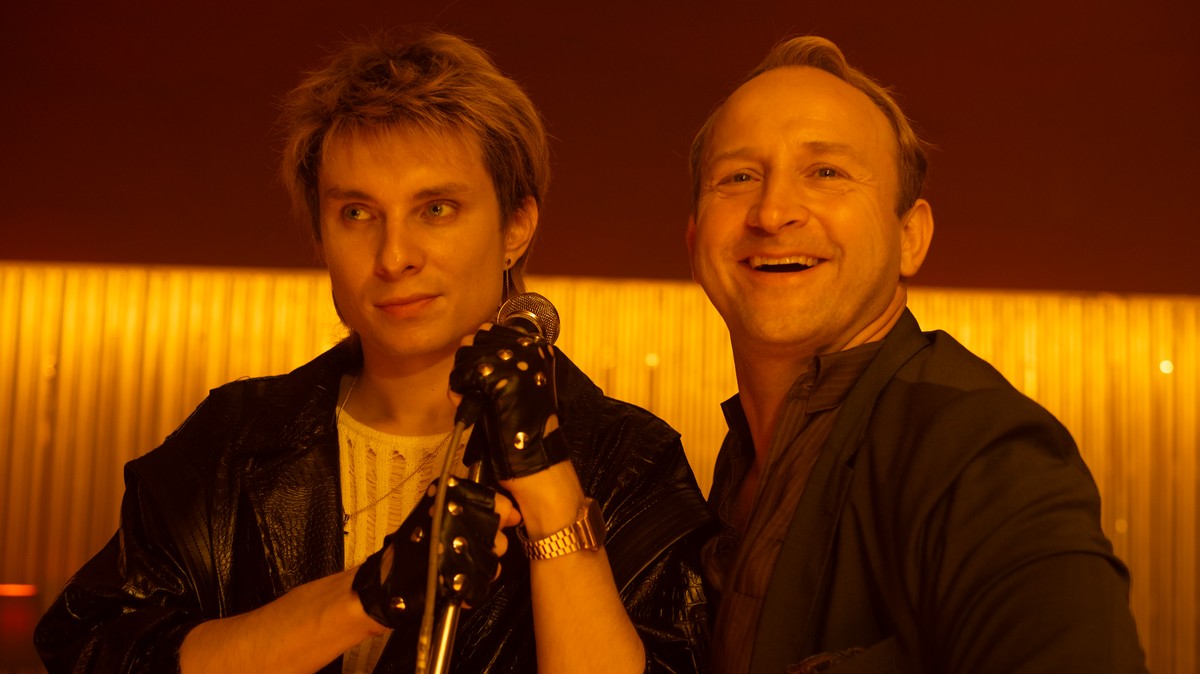 Ralph Kaminski i Borys Szyc w scenie z 5. odcinka serialu "Lady Love", która zarazem znalazła się w teledysku do piosenki "Cheri Cheri Lady"