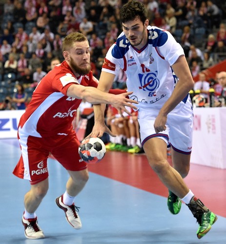 Polak Michał Daszek (L) i Serb Petar Nenadic (P) podczas meczu grupy A mistrzostw Europy piłkarzy ręcznych w Krakowie