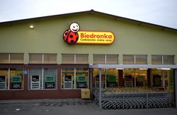 Biedronce wiedzie się kiepsko. Uratowały ją płatności kartami