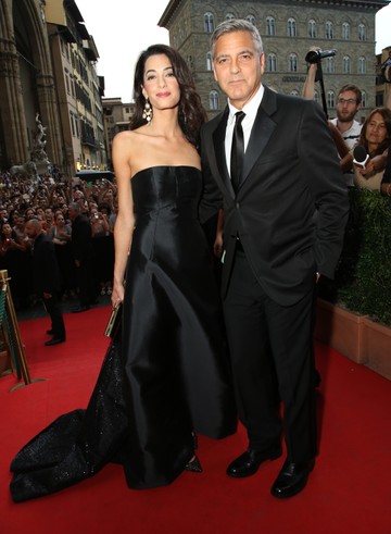 2014 - Az eljegyzésük után, és csak néhány héttel az esküvőjük előtt Amal és George Clooney először szerepeltek a vörös szőnyegen Firenzében, a Celebrity Fight Night-gálán. Amal megőrizte klasszikus megjelenését az eseményre, és egy pántnélküli fekete szatén Dolce & Gabbana ruhát viselt.
