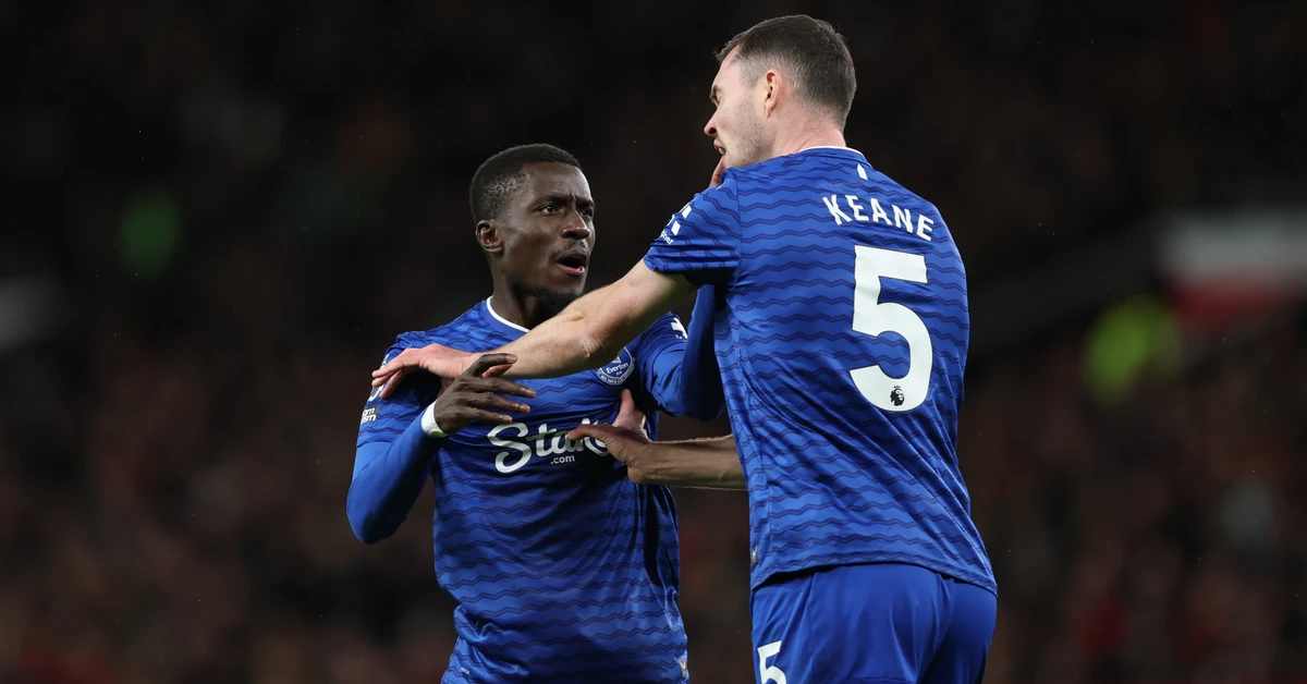 Skandal w Premier League. Piłkarz Evertonu ukarany czerwoną kartką za uderzenie kolegi z drużyny