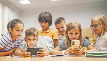 Zakaz mediów społecznościowych do 15 lat: Projekt Giertycha, Nowackiej i Rosy 2026