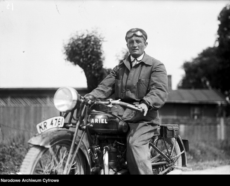 Do 1959 r. w motocyklach stosowano mocowane do przedniego błotnika tablice rejestracyjne w kształcie łuku