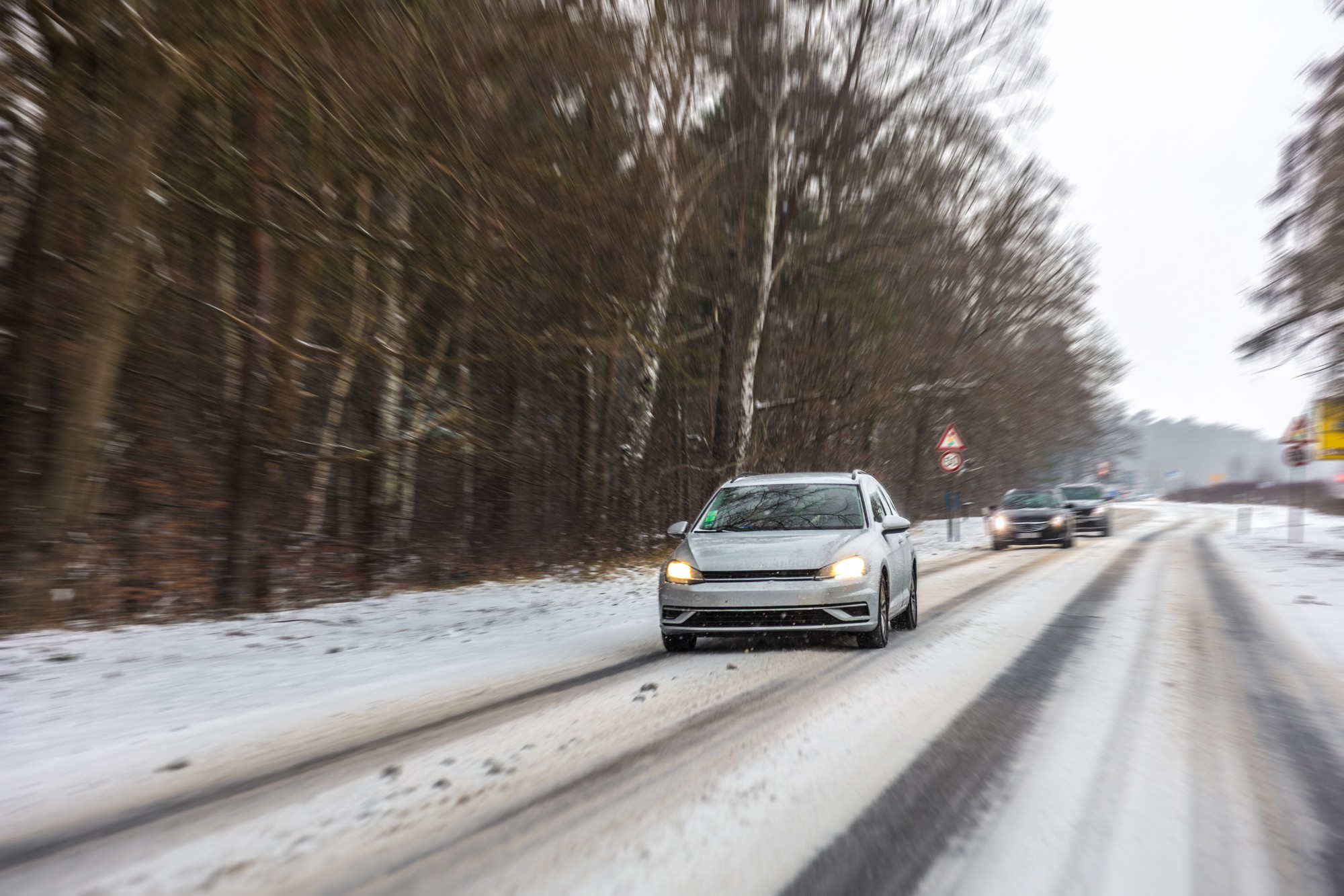 Studený motor v zime vyžaduje citlivý prístup k tepelnému manažmentu pre zachovanie dlhej životnosti. V SR mechanici varujú pred nadmerným zaťažovaním chladiaceho okruhu počas mrazivých rán. 