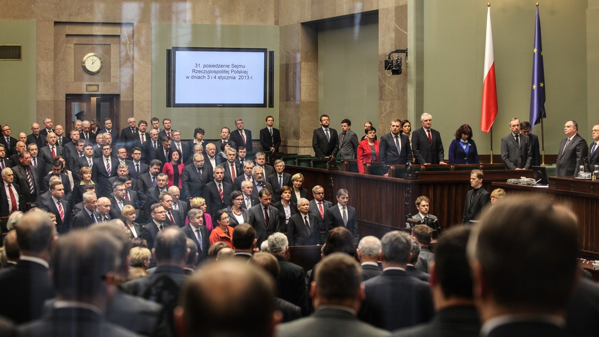 Kluby PO, SLD i Ruchu Palikota opowiedziały się za odrzuceniem projektu uchwały Solidarnej Polski dot. powołania, złożonej z ekspertów, wysokiej komisji obywatelskiej do wyjaśnienia przebiegu katastrofy smoleńskiej.