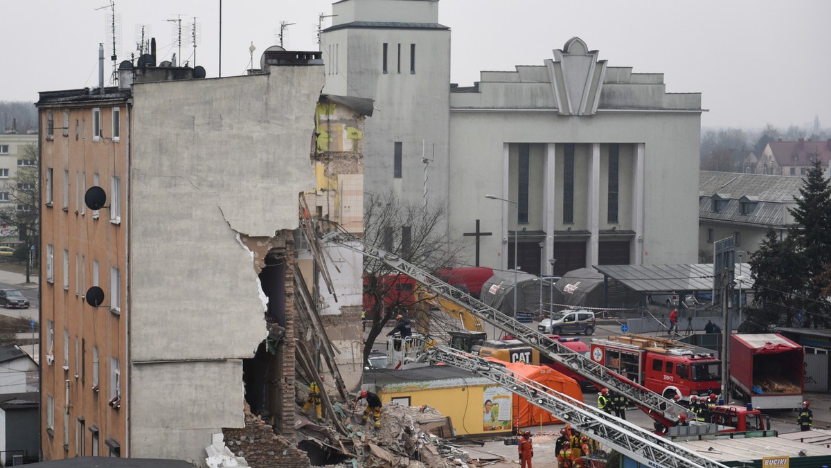 Na jednym z ciał odnalezionych w gruzowisku stwierdzono obrażenia, które biegli jednoznacznie określili jako obrażenia zadane przez osoby trzecie – powiedziała rzeczniczka Prokuratury Okręgowej w Poznaniu Magdalena Mazur-Prus, potwierdzając wczorajsze ustalenia dziennikarzy Onetu.