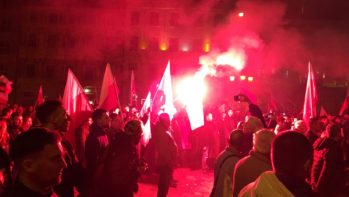 Wrocław: policja szuka osób, które odpalały race podczas marszu