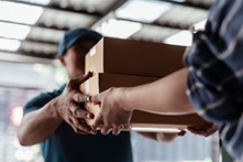 UE znosi zwolnienie z cła dla przesyłek do 150 euro. Zmiany od 1 lipca 2026