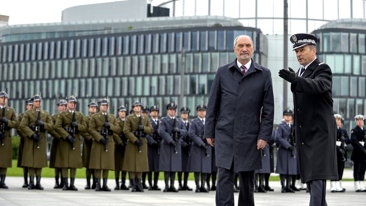 - Świat staje dziś wobec prób niszczenia ładu – ocenił podczas obchodów 72. rocznicy zakończenia II wojny światowej szef MON Antoni Macierewicz. Polskie wojsko jest silne, zdoła nas obronić; na terytorium są sojusznicy gwarantujący bezpieczeństwo - wskazał.