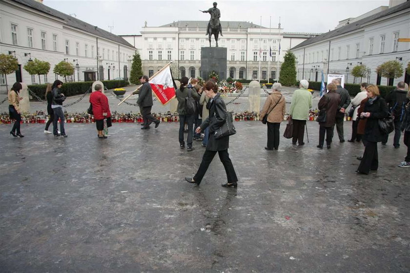 150 ciężarówek zniczy wywieziono sprzed Pałacu!