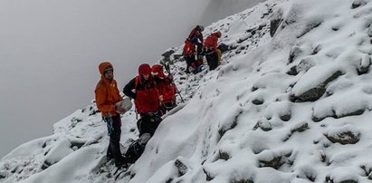 Tatry: Grupa turystów utknęła na zaśnieżonej przełęczy. Poszli w góry w krótkich spodenkach