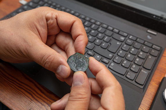 Numizmatyk Nikolaus Schindel podczas analizy znalezionych monet