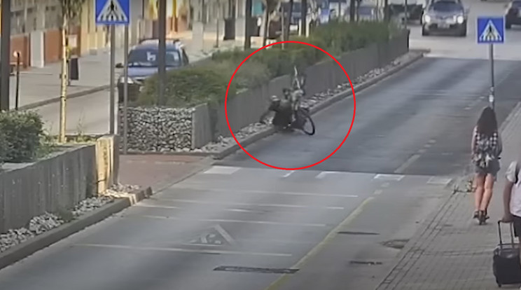 A tolvaj azt hitte, hogy el tud biciklizni a lopott járművel, miközben a szintén eltulajdonított tévét a hóna alá vette, ám nem volt szerencséje Hatalmasat puffant az úton / Fotó: police.hu
