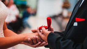 40 tysięcy zł za zawarcie małżeństwa. 100 tys. za narodziny trzeciego dziecka. Nowa propozycja PiS