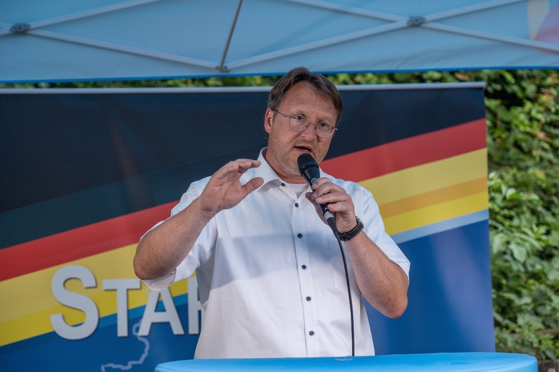 Robert Sesselmann ze skrajnie prawicowej partii Alternatywa dla Niemiec (AfD) przemawia podczas wydarzenia wyborczego w Sonnebergu we wschodnich Niemczech, po tym, jak jego ugrupowanie wygrało swoje pierwsze wybory okręgowe, 25 czerwca 2023 r.