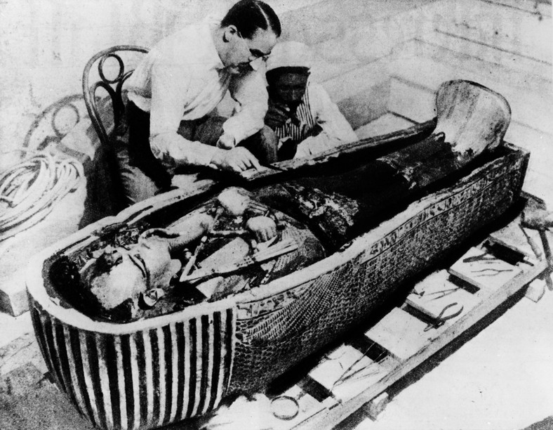 Otwarcie trumny Tutanchamona. Na zdjęciu archeolog i egiptolog Howard Carter