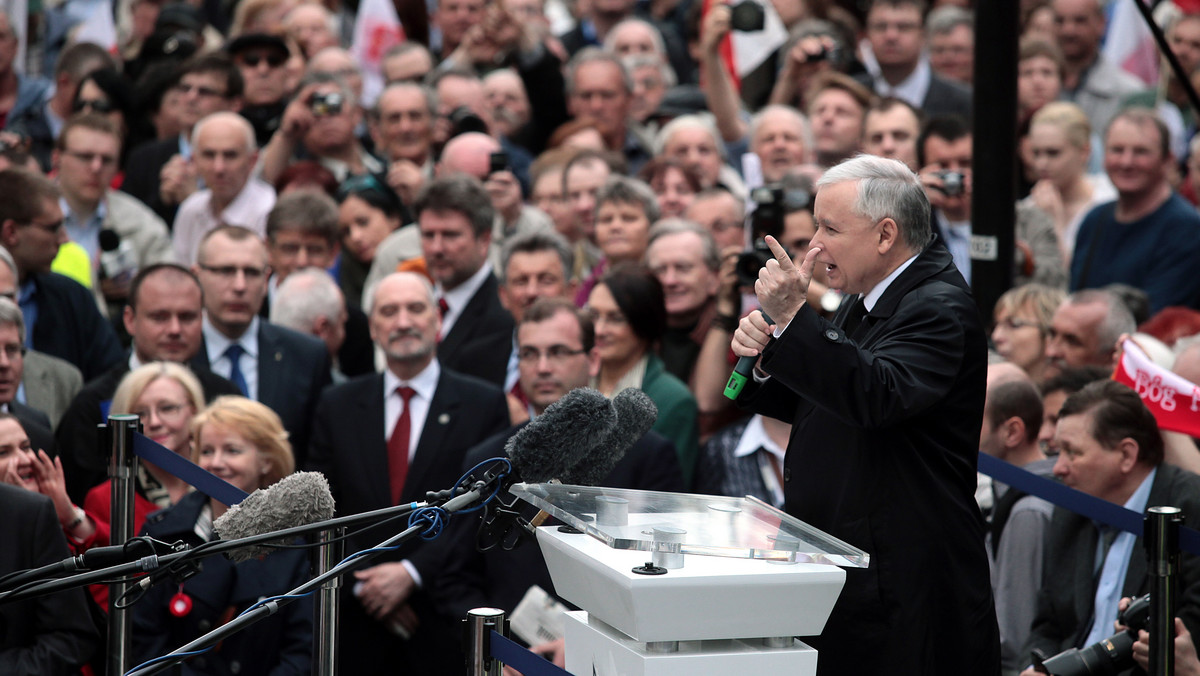 Tysiące ludzi przyjechało w sobotę do Warszawy, by bronić Telewizji Trwam. Wśród nich nie zabrakło polityków partii prawicowych - Jarosława Kaczyńskiego i Zbigniewa Ziobry. W niedzielę Francuzi wybierali prezydenta. Do jego wyłonienia potrzebna będzie druga tura. Pierwszą wygrał socjalista Francois Hollande. Nadeszła niestety także smutna wiadomość: zmarł legendarny prezenter telewizyjny - Jan Suzin. Przeczytaj o najważniejszych wydarzeniach minionego weekendu!