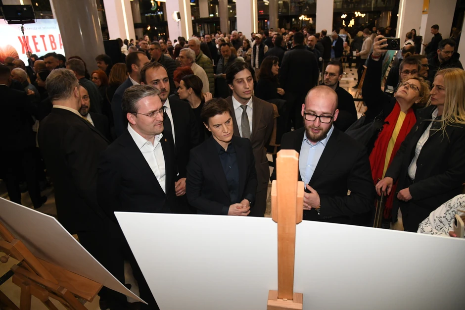 Ana Brnabić i Nikola Selaković na premijeri  Žetve