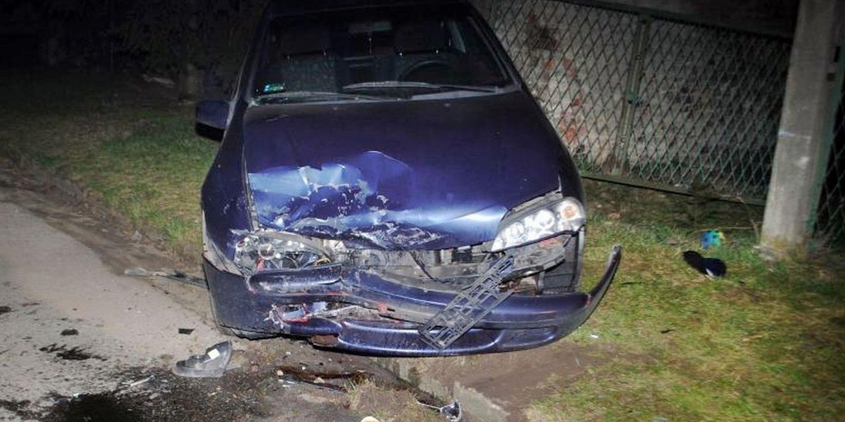 Pijana matka uciekała rozbitym autem