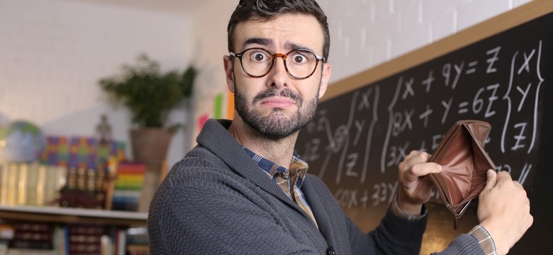 Zarobki nauczycieli mogą zaskoczyć. Ile naprawdę dostają co miesiąc?