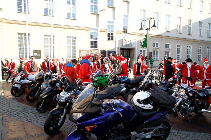 Opole. Przejazd Mikołajów na motocyklach