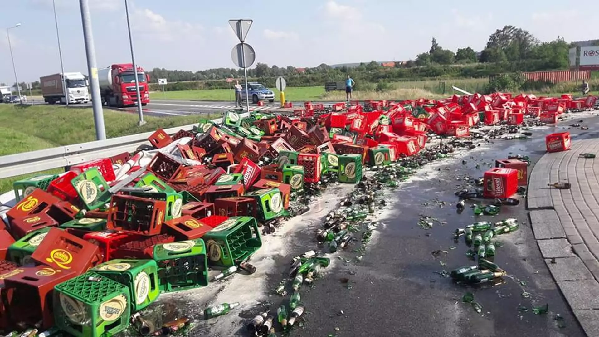 Tysiące butelek piwa rozbiło się na polskiej drodze