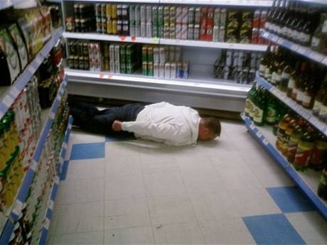 Użytkownicy facebooka znaleźli nową zabawę: prześcigają się w tym, kto zrobi bardziej absurdalne zdjęcie ludzi leżących twarzą w dół. Im dziwniejsze miejsce tym lepiej