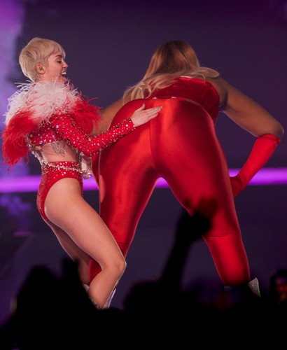 Miley Cyrus podczas pierwszego koncertu na trasie 'Bangerz Tour 2014'