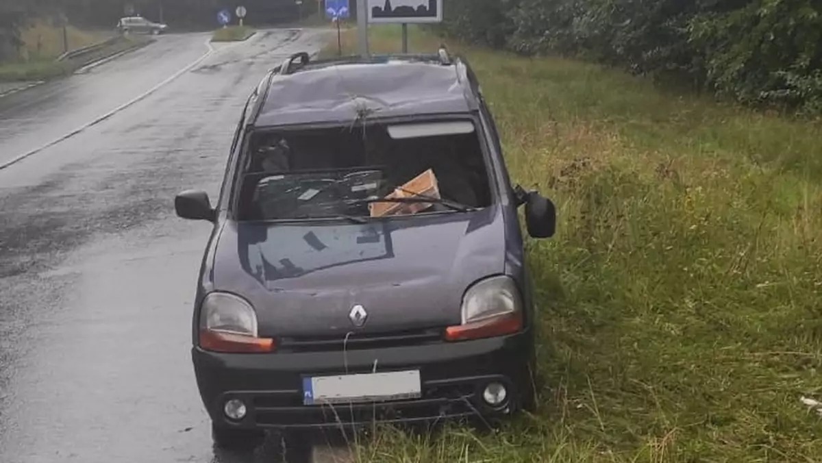 Kierowca po dachowaniu próbował wręczyć policjantom łapówkę