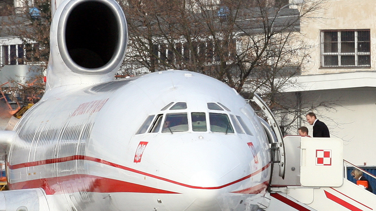 Po awarii rejsowego samolotu, który miał zabrać premiera do Brukseli, rządowy Tu-154 z premierem na pokładzie wylądował już w Poznaniu. Lech Kaczyński i Donald Tusk lecą do Brukseli razem, dzięki szybkiej decyzji prezydenta o wysłaniu samolotu po szefa rządu.