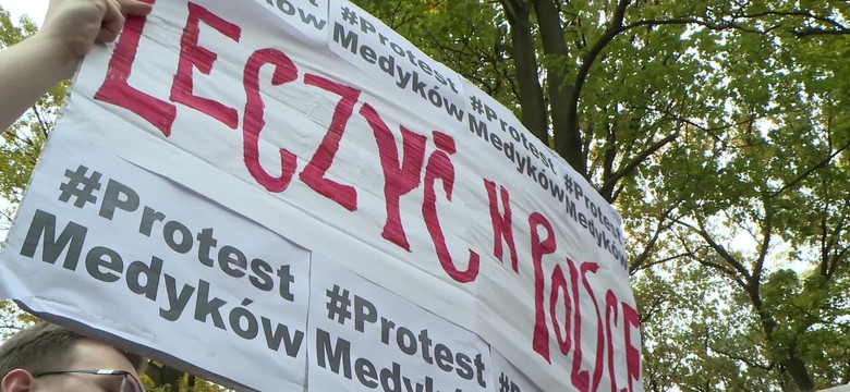 Protest lekarzy. "Osoba przemęczona może popełnić błąd. Grozi to śmiercią pacjenta"