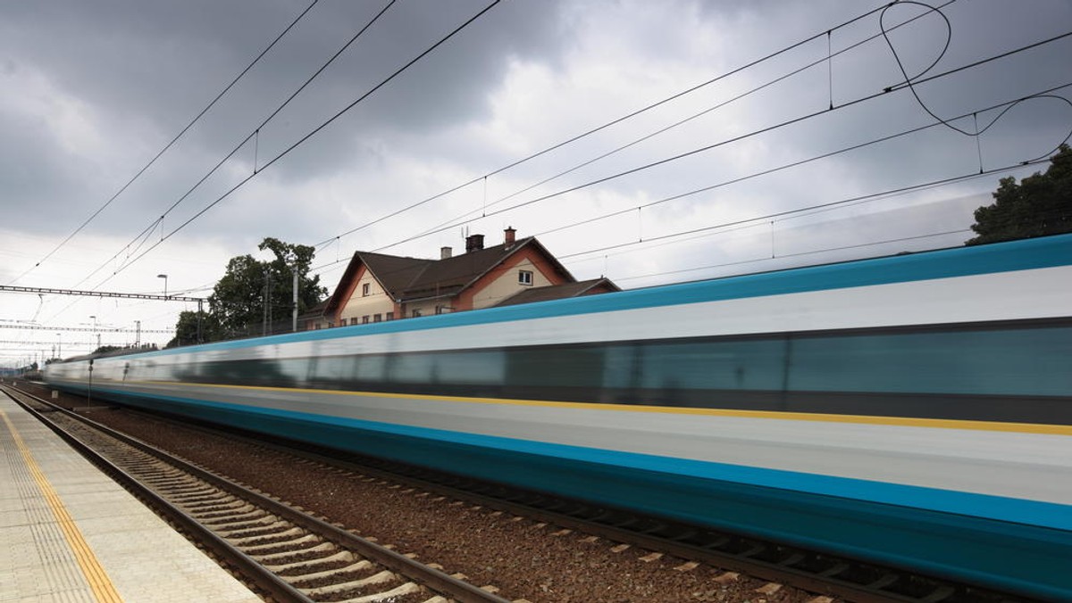 Prędkość Pendolino w Polsce nie jest zagrożona, tak samo termin – zapewniają przedstawiciele PKP Intercity. Pendolino ma rozwijać prędkość do 200 kilometrów na godzinę, a pociąg ma na polskie tory wyjechać zgodnie z planem w połowie grudnia tego roku.