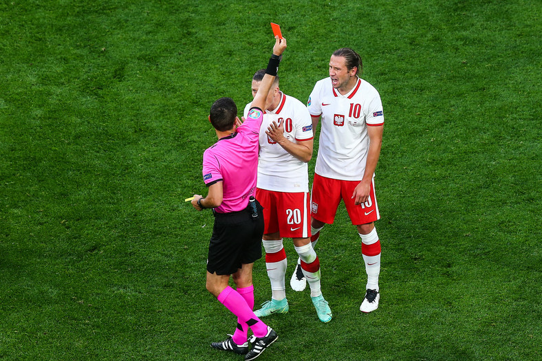 Euro 2020. Mecz Polska-Słowacja. Grzegorz Krychowiak ukarany drugą żółtą, a w konsekwencji czerwoną kartką 