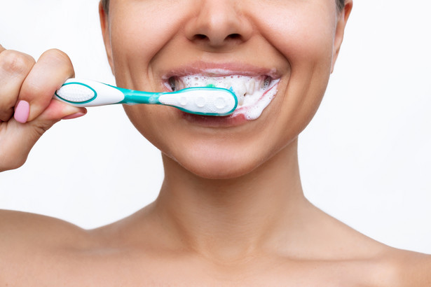 Pominięcie płukania po szczotkowaniu pastą do zębów pozwala fluorowi pozostać na zębach i zapewnić im ochronę