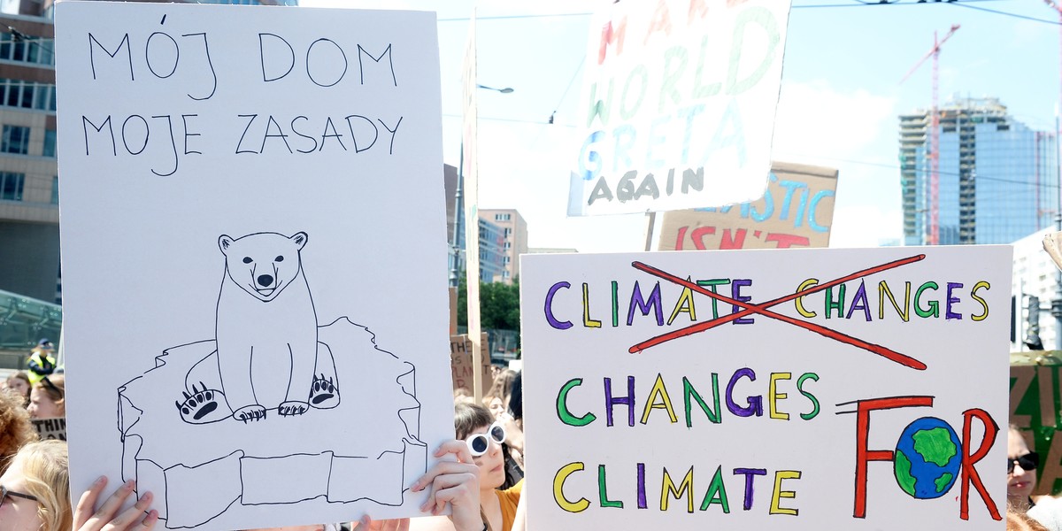 Na zdjęciu przemarsz Młodzieżowego Strajku Klimatycznego przez centrum Warszawy. KE postawiła Polsce ultimatum na walkę ze smogiem.