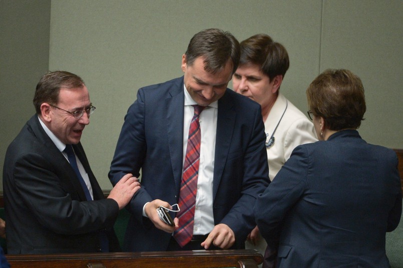 Wicepremier Beata Szydło, minister sprawiedliwości, prokurator generalny Zbigniew Ziobro oraz koordynator sluzb specjalnych Mariusz Kamiński na sali plenarnej