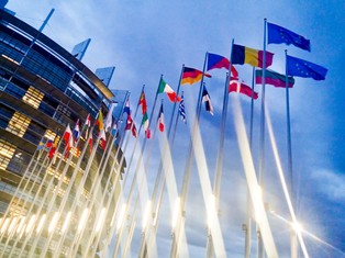 UE coraz bliżej do porozumienia ograniczającego dostęp USA do kontraktów obronnych