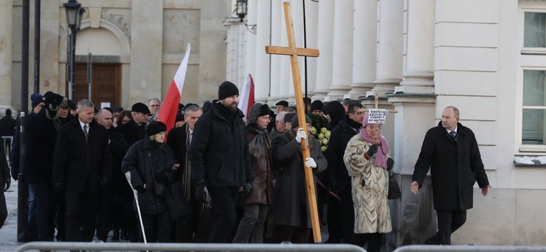 "Ręce precz od grobów" i "Nie dla kłamstwa smoleńskiego". W Warszawie upamiętniono ofiary katastrofy smoleńskiej