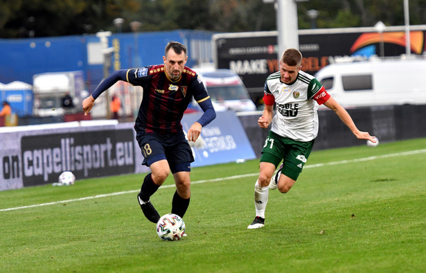 Piłkarz Pogoni Szczecin Michał Kucharczyk (L) i Maciej Pałaszewski (P) ze Śląska Wrocław podczas meczu Ekstraklasy, Stadionie Miejskim im. Floriana Krygiera