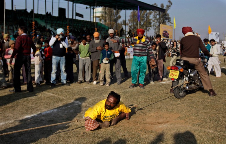 Tutaj nie ma czegoś takiego jak wiejska paraolimpiada. Tutaj niepełnosprawny zawodnik popisuje się tężyzną, utrzymując na linach dwa próbujące odjechać motocykle