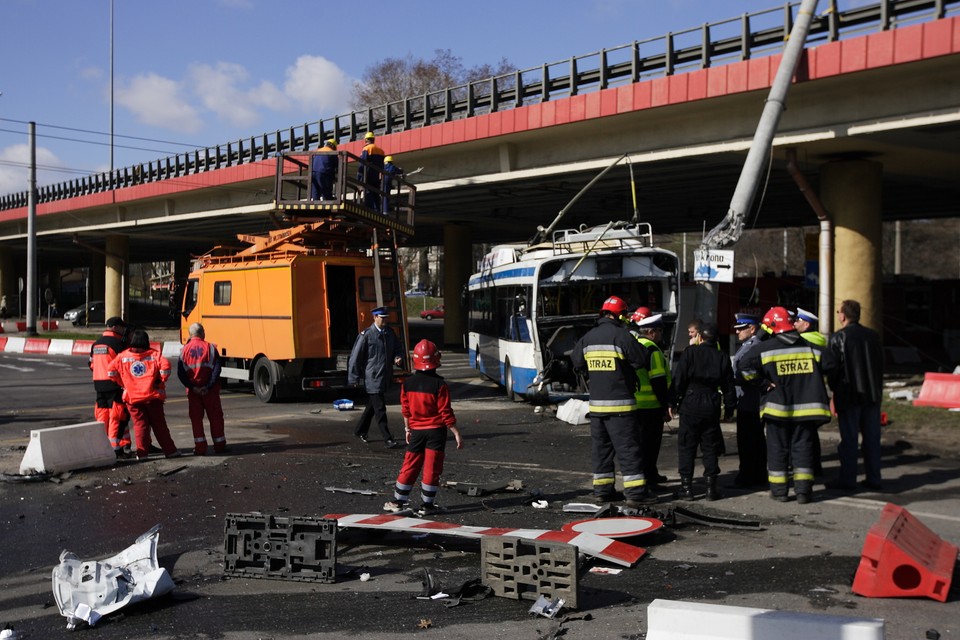 Zderzenie trolejbusa z ciężarówką, fot. PAP/Jan Dzban