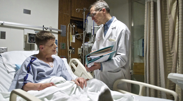 Az utolsó beavatkozásnál 30 orvos műtötte őt felváltva 14 órán
keresztül /Fotó: MTI