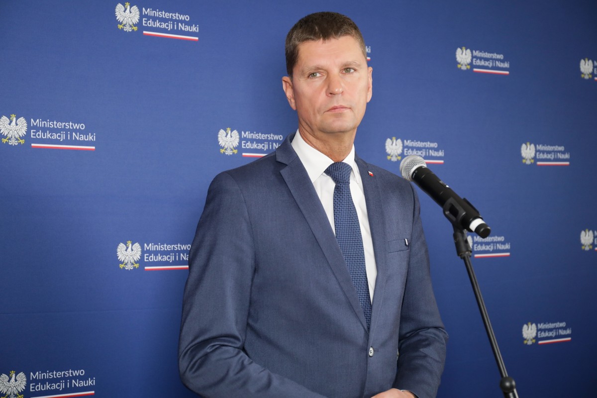 Warszawa, 30.11.2022. Wiceminister edukacji i nauki Dariusz Piontkowski podczas briefingu prasowego po spotkaniu z przedstawicielami nauczycielskich związków zawodowych w ramach grupy roboczej zespołu ds. statusu zawodowego pracowników oświaty, 30 bm. w siedzibie MEiN w Warszawie. (jm) PAP/Albert Zawada